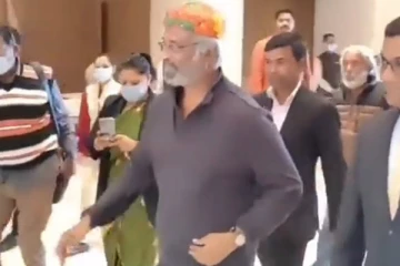 ஒழுங்கா போய் வேலையை பாரு!! ரசிகர் செய்த் செயலால் மிரட்டி அனுப்பிய சூப்பர் ஸ்டார்..