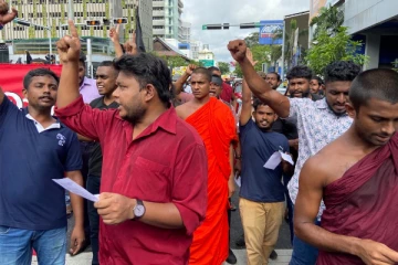 மாணவர்களின் போராட்டத்தை அடக்க முயற்சித்த காவல்துறை - செயற்பாட்டாளர் அதிரடி கைது!