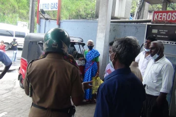 தொடரும் அவலம்:  மண்ணெண்ணெய் பெற்றுகொள்ள அவதியுறும் மக்கள் (Photos)