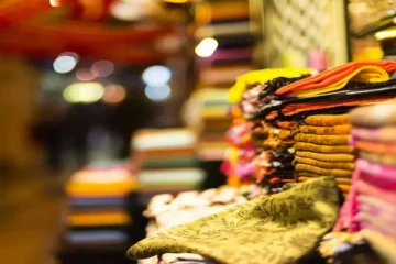 ரூ.50க்காக கடைக்காரரின் விரலைக் கடித்த கஸ்டமர் - அலறிய தந்தை, மகன்