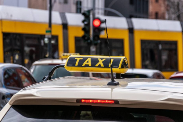 புகலிடக்கோரிக்கையாளர்களுக்கு இனி டெக்ஸி கிடையாது: உள்துறைச் செயலரின் அடுத்த அதிரடி | Taxis Ban To Uk Asylum Seekers Medical Appointment புகலிடக்கோரிக்கையாளர்களுக்கு இனி டெக்ஸி கிடையாது: உள்துறைச் செயலரின் அடுத்த அதிரடி | Taxis Ban To Uk Asylum Seekers Medical Appointment