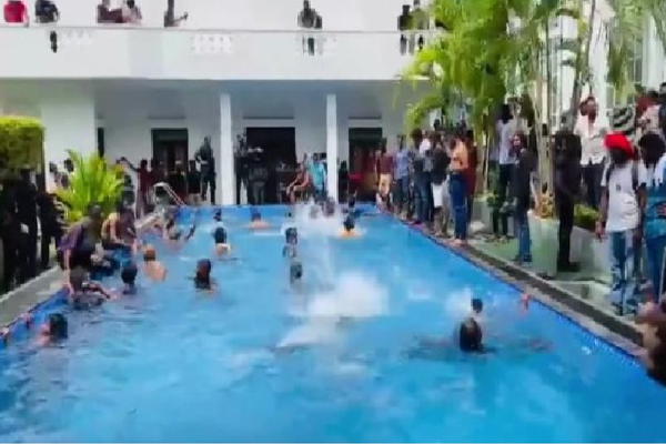 ஜனாதிபதி மாளிகை நீச்சல் தடாகத்தில் சவர்க்காரம் பூசி குளித்த சம்பவம்:இருவர் அடையாளம் காணப்பட்டுள்ளனர் | Sri Lanka President House Swimming Pool