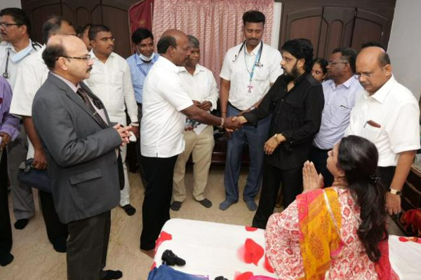 விக்ரமன் வீட்டில் குவிந்த 15 மருத்துவர்கள்.. படுத்த படுக்கையாக இருக்கும் மனைவிக்கு சிகிச்சை | 15 Govt Doctors Visit Vikraman Wife For Treatment