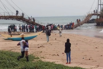 நூற்றுக்கணக்கான மக்களுடன் உடைந்து வீழ்ந்த மரப்பாலம்!