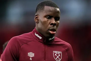 பூனையை எட்டி உதைத்த பிரபல கால்பந்து வீரர்: அதிர்ச்சியில் ரசிகர்கள்!