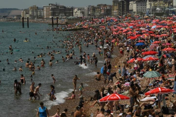 இங்கிலாந்தில்  தாங்க முடியாத வெப்பம்; கடற்கரையை நோக்கி படையெடுக்கும்  மக்கள்!