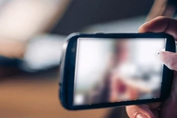 பாத்ரூமுக்குள் கேமரா, மாணவியை ஆபாசமாக வீடியோ எடுத்த சக மாணவிகள் - குஷ்பு நேரில் விசாரணை