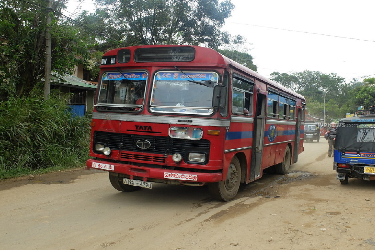 இ.போ.ச பேருந்தில் இருந்து விழுந்த நடத்துநர் படுகாயம் | Conductor Falls From Sltb Bus Sustains Injuries
