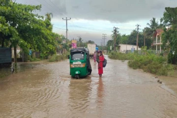 கிளிநொச்சியில் திடீரென பெய்த கனமழை: போக்குவரத்து பாதிப்பு (Photos)