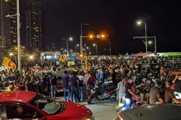 கொட்டும் மழைக்கு மத்தியிலும் தொடரும் ஆர்ப்பாட்டம்!! - 12 ஆவது நாளாக தொடர்கிறது காலி முகத்திடலில் மக்களின் எழுச்சி