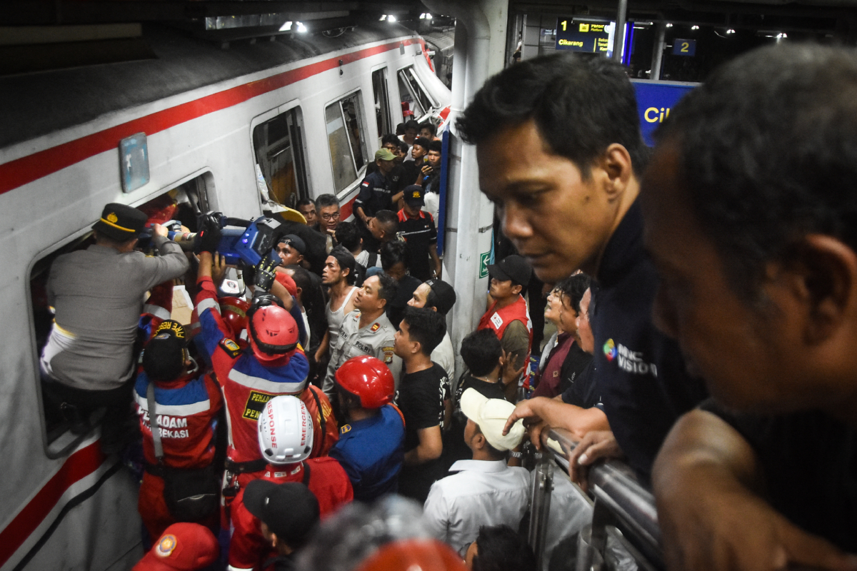 வெளிநாடொன்றில் இரு தொடருந்துகள் மோதி பயங்கர விபத்து : 14 பேர் உயிரிழப்பு | Train Crash Indonesia 14 Death