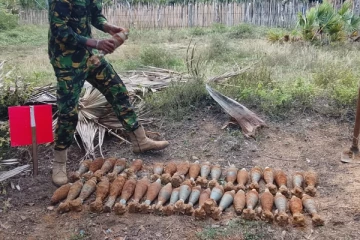 கிளிநொச்சி முகமாலையில் சிறப்பு அதிரடிப் படையினர் மீட்ட எறிகணைகள்