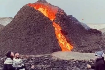 800 ஆண்டுகளுக்கு பிறகு நடந்த அசம்பாவிதம்! வெடிக்கும் எரிமலைக்கு முன் துள்ளி விளையாடும் இளைஞர்கள்....விழிப்பிதுங்க வைக்கும் காட்சி