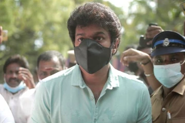 செல்பி எடுப்பதற்காக நடிகர் விஜயை வீடு வரை துரத்தி சென்ற ரசிகர்கள், அதற்கு அவர் என்ன செய்துள்ளார் பாருங்க