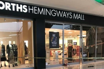 லண்டன் சூப்பர் மார்க்கெட்டில் ஆயுதங்களை காட்டி மிரட்டி நடந்த கொள்ளை! சிசிடிவி காட்சிகள் சமர்ப்பிப்பு