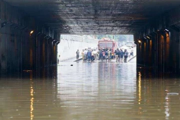 மழை நீரால் முற்றிலும் மூழ்கிய தாம்பரம் சுரங்கப்பாதை - போக்குவரத்துக்கு தடை
