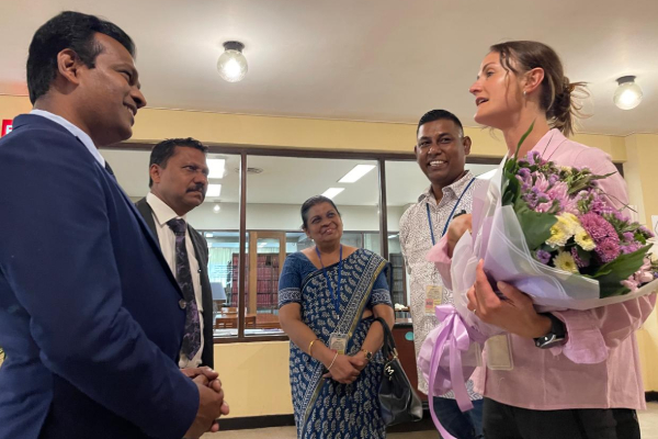 எல்ல பேருந்து விபத்து ; ஓடிவந்து உதவிய பிரித்தானிய பெண் கௌரவிப்பு | Ella Bus Accident British Woman Honored Help