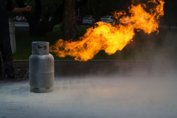 விடுதலை புலிகளின் தலைவர் செய்யாததை செய்த எரிவாயு நிறுவனங்கள்! தென்னிலங்கை தொலைக்காட்சி நிகழ்ச்சியில் தகவல்