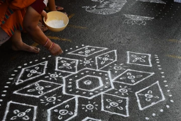 பொங்கல் பண்டிகை...வீட்டு வாசலை அழகாக்கும் சூப்பரான கோலம் எப்படி போடலாம்?