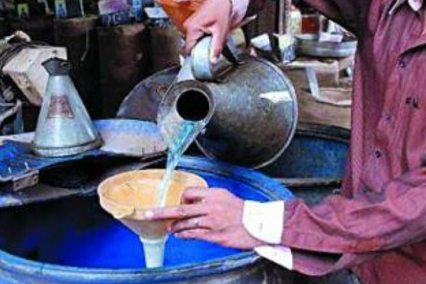 சட்டவிரோத தொழில் நடவடிக்கைகளுக்கு உடந்தையாக இருக்கும் அதிகாரிகளை இடமாற்ற நடவடிக்கை: அமைச்சர் உறுதி | Mullaithevu People