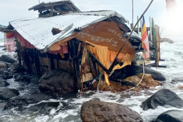 திருகோணமலை கடற்பரப்பில் ஆனாமதேய மிதவைப் படகு