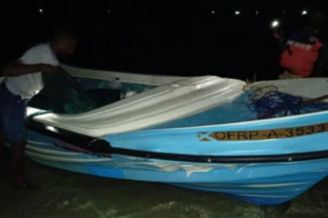 யாழ். கடற்கரையில் மர்மமாக கரையொதுங்கிய படகு ; குழப்பத்தில் பொலிஸார்