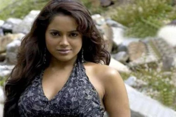 42 வயசுல இப்படி ஒரு கவர்ச்சியா? புகைப்படத்தை பார்த்து ஆடிப்போன ரசிகர்கள்!