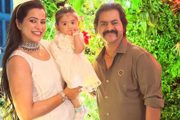 குடும்ப புகைப்படத்தை வெளியிட்ட ரெடின் கிங்ஸ்லி... குழந்தை எப்படி வளர்ந்திட்டாங்கனு பாருங்க | Actor Redin Kingsley Family Photo Viral