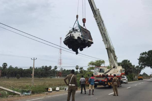 கிளிநொச்சியில் பயங்கர விபத்து சம்பவம்: சாரதி வைத்தியசாலையில்! | Kilinochchi Pallai Accident Driver Injured