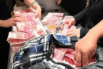 71 லட்சத்தை கையால் எண்ண வைத்து பழி வாங்கிய வாடிக்கையாளர் - அப்படி என்ன கோபம்?