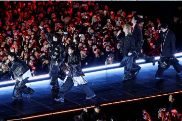 BTS රසිකයන් මග බලා සිටි වර්ණවත් සැදෑව උදාවිය