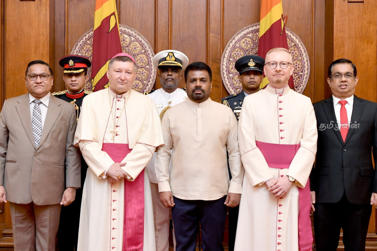 ஆறு நாடுகளின் புதிய இராஜதந்திரிகள் ஜனாதிபதியிடம் நற்சான்றிதழ் கையளிப்பு | New Diplomats Six Countries To The President