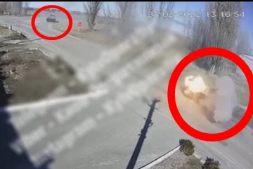 உக்ரைனில் வயதான ஜோடி வந்த காரை தாக்கி அழித்த ரஷ்ய பீரங்கி.. பதபதைக்க வைக்கும் காட்சி