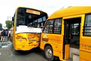 நேருக்கு நேர் மோதிய கல்லுாரி, பள்ளி வேன் - அதிர்ச்சியில் உறைந்து போன மாணவர்கள்