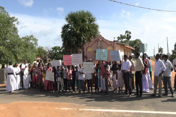 மன்னார் மக்களுக்கு ஆதரவு தெரிவித்து வீதிக்கு இறங்கிய வெற்றிலைக்கேணி மக்கள்! | Protest Against Mannar Wind Farm Issue