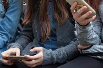 பாடசாலையில் அலைபேசி பயன்பாடு குறித்த அதிர்ச்சித் தகவல்