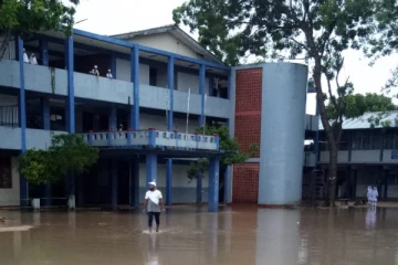 அம்பாறையில் வெள்ளத்தில் மிதக்கும் பாடசாலை: பெரும் சிரமத்திற்குள்ளாகும் மாணவர்கள் (Photos)