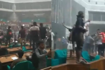 நாடாளுமன்றத்திற்குள் புகுந்த ஆர்ப்பாட்டக்காரர்கள் செய்த செயல்... வைரலாகும் வீடியோ!