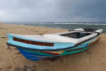 மீன்பிடி திணைக்களத்தின் அறிவுறுத்தலை மீறி கடலுக்கு சென்ற கடற்தொழிலாளர்களுக்கு நேர்ந்த கதி(Photos)