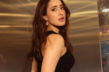 நடிகை பிரக்யா ஜெய்ஸ்வால் ட்ரெண்டி போட்டோஷூட்