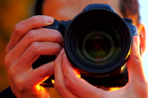 பெண்களை அந்தரங்கமாக காணொளி பதிவு செய்து மிரட்டி பணம் பறிக்கும் நபர் | Man Arrested For Taking Women Videos