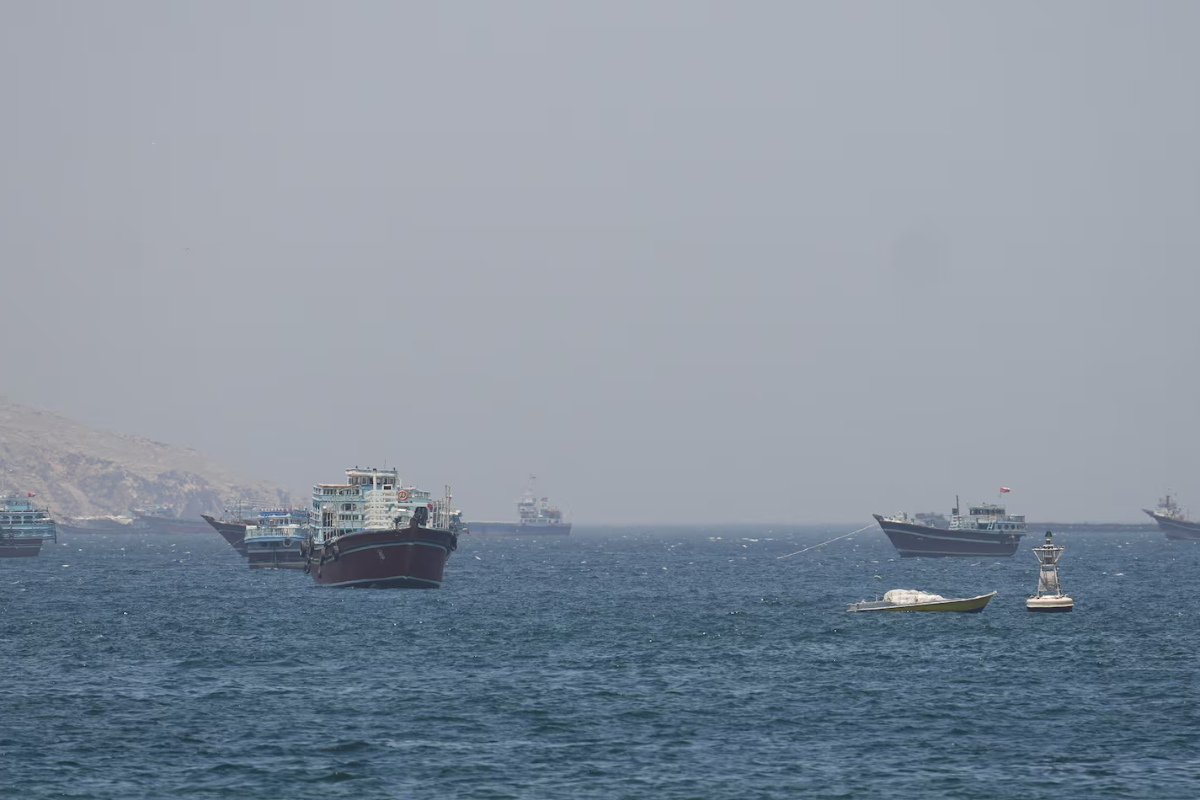 7 ஈரான் படகுகளை சுட்டு வீழ்த்தியது அமெரிக்கா; ஹோர்முஸ் நீரிணையில் பதற்றம் | Us Shoots Down 7 Iranian Boats Hormuz