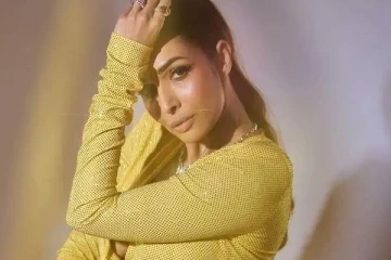 பொதுஇடத்துக்கு இப்படியொரு ஆடையில் 48 வயது நடிகை.. வாய்ப்பிளக்கும் ரசிகர்கள்..