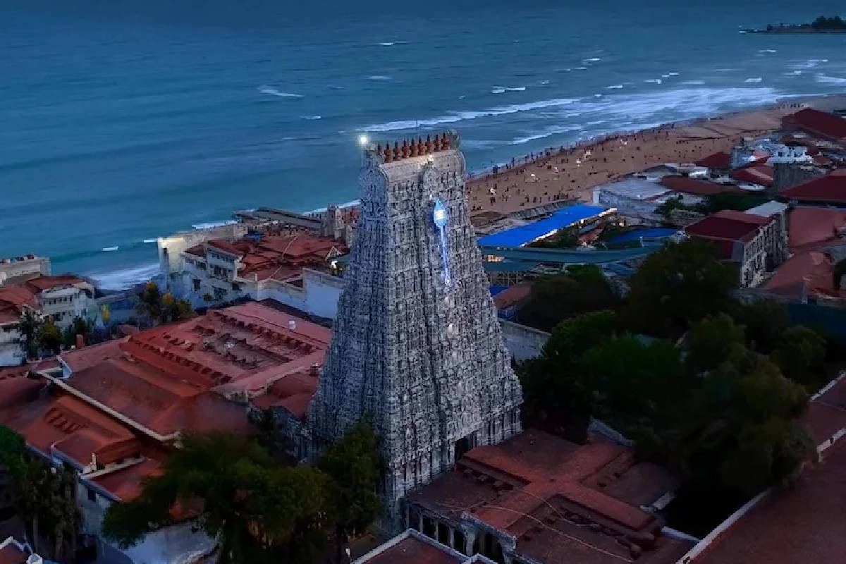 திருச்செந்தூரில் வேலேந்திய கையுடன் தேர்தல் வெற்றிக்கு வழிபாடு செய்த விஜய் | Tvk Vijay In Tiruchendur Visite Viral Photos