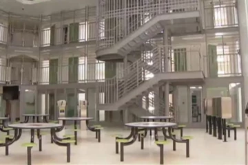 புலம்பெயர்வோரைக் குற்றவாளிகளுடன் காவலில் அடைக்கும் நடைமுறையை முடிவுக்குக் கொண்டுவர அழைப்பு