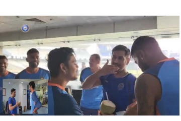 இந்திய வீரர்களை திடீரென நேரில் சந்தித்த எம்.எஸ்.தோனி - வைரலாகும் வீடியோ...!