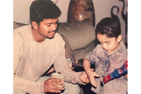 நடிகர் விஜய் மடியில் இருக்கும் இந்த குழந்தை யாருன்னு தெரியுமா? | Cinema