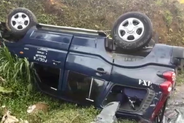 பொலிஸ் ஜீப் குடைசாய்ந்து விபத்து (Photos)