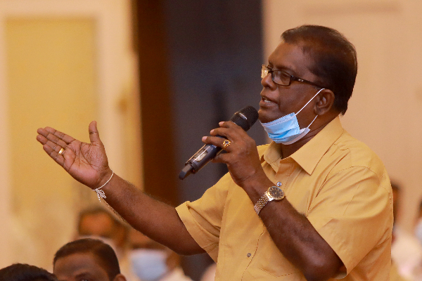 நாட்டை காப்பாற்ற  மகிந்த ராஜபக்ச தொடர்ந்தும் பிரதமராக கடமையாற்றுவது அத்தியாவசியமானது : மாகாண சபை உறுப்பினர்கள் | Mahinda Rajapaksa Save The Country
