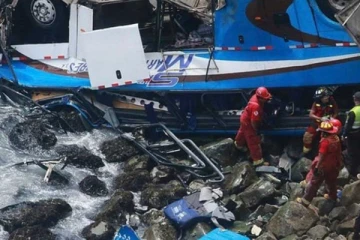 வெளிநாடொன்றில் பஸ் சாலையில் கவிழ்ந்து விபத்து: 20 பேர் பரிதாபமாக பலி!